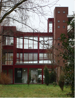 Verbinding van twee flatgebouwen te Bussum.