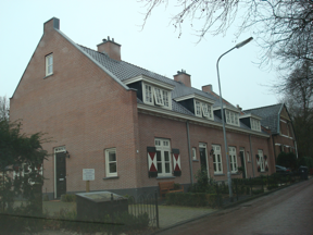 Vier arbeiderswoningen te Laren.