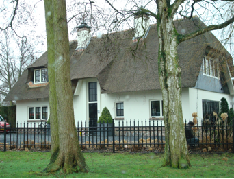 Twee villa's te Oud-Loosdrecht aan het water.