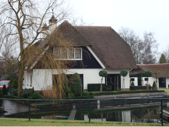 Twee villa's te Oud-Loosdrecht aan het water.
